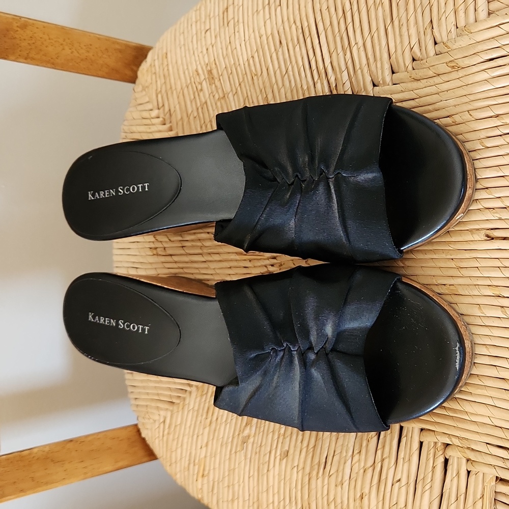 BLACK WEDGE HEELS SIZE 10